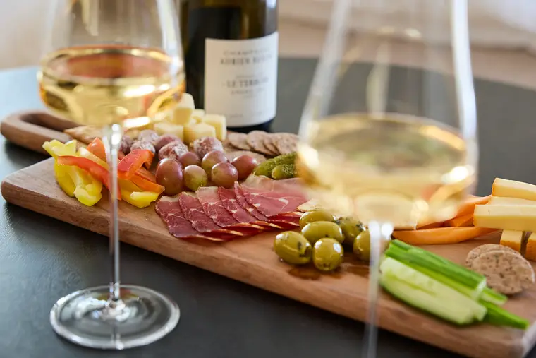 Charcuteries et vin blanc