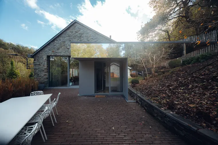 La façade et la terrasse en automne