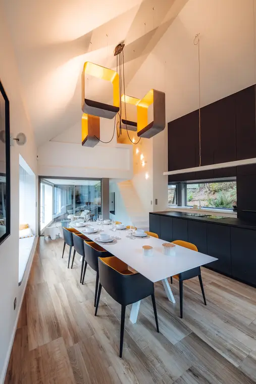 La grande table sous les suspensions