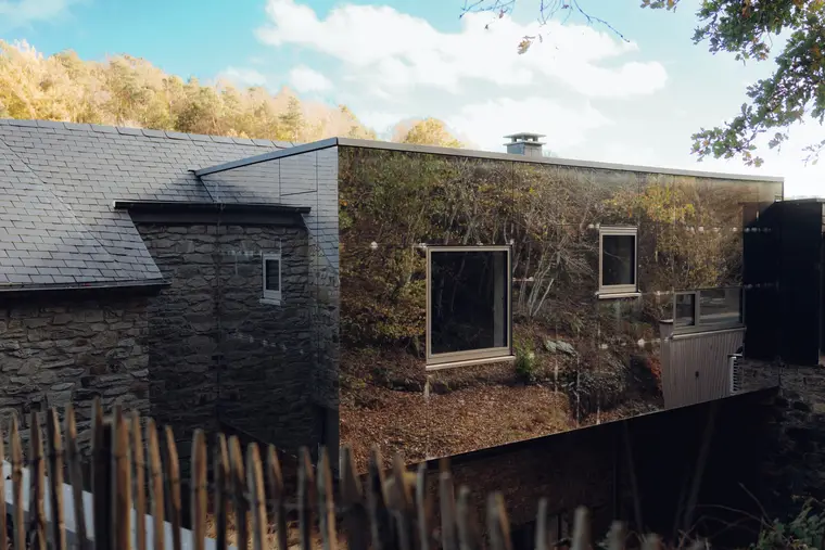 La maison dans son écrin de verdure