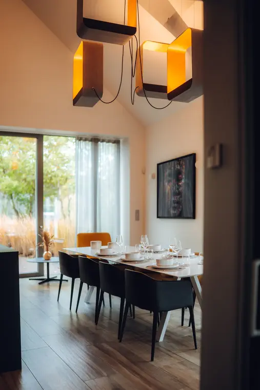 La salle à manger dans la lumière du jardin