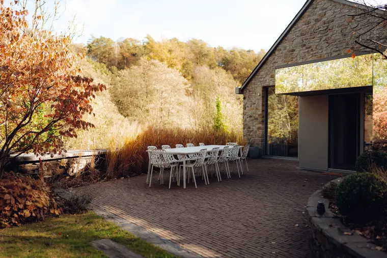 La terrasse et sa grande table