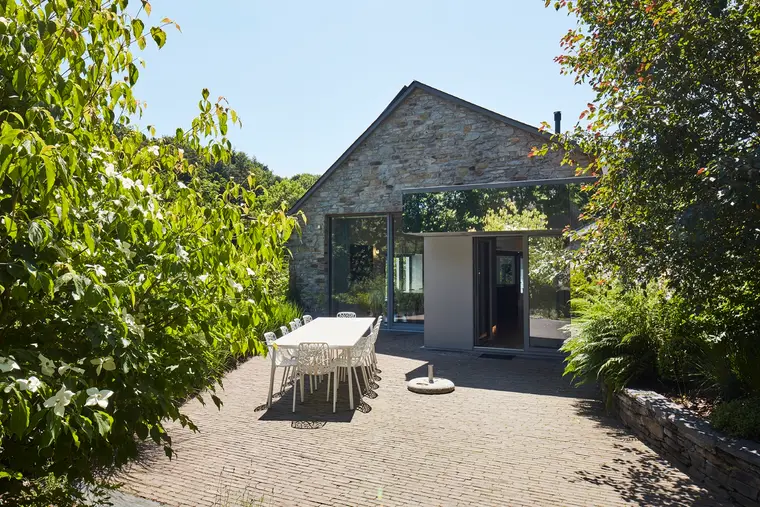 La terrasse et son jardin en été