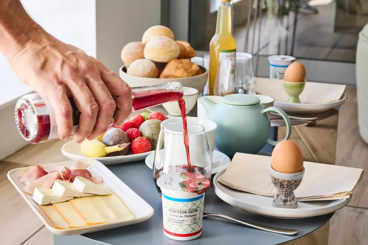 Le petit-déjeuner, au moment de servir