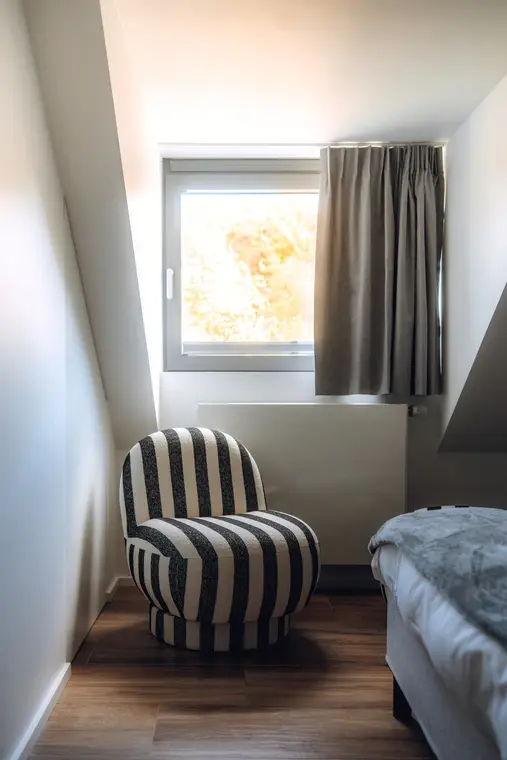 Un fauteuil rayé dans la chambre