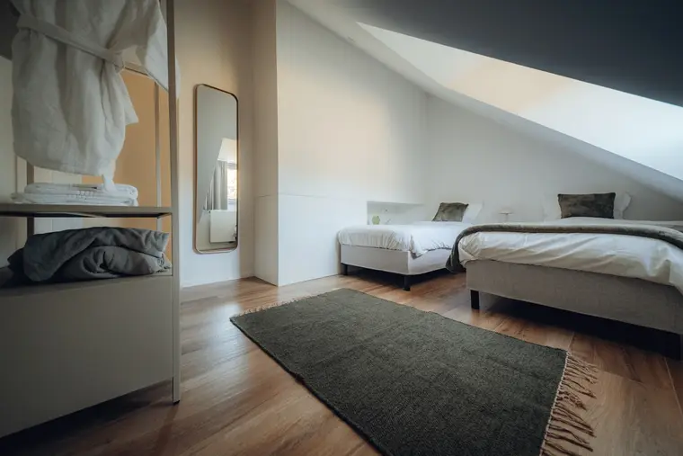 Une chambre aux lits jumeaux