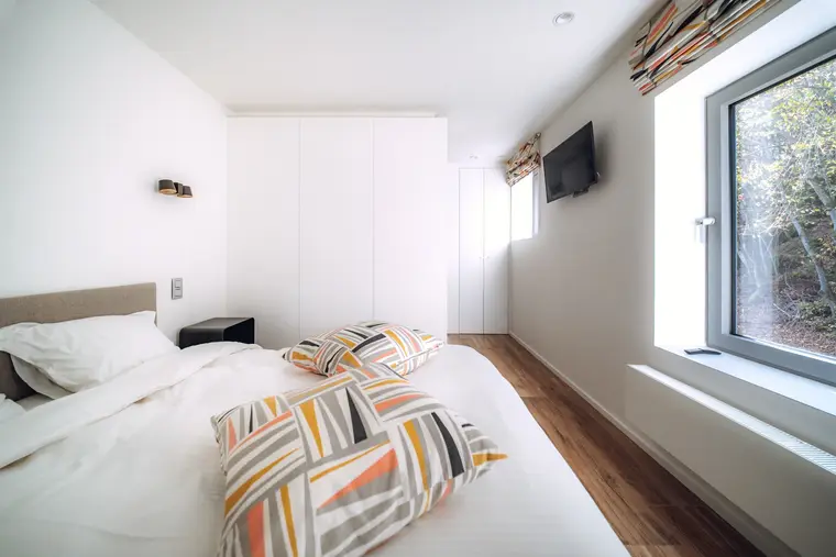Une chambre blanche et lumineuse