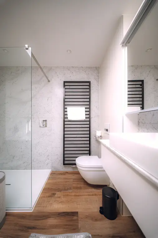 Une salle de bain en marbre