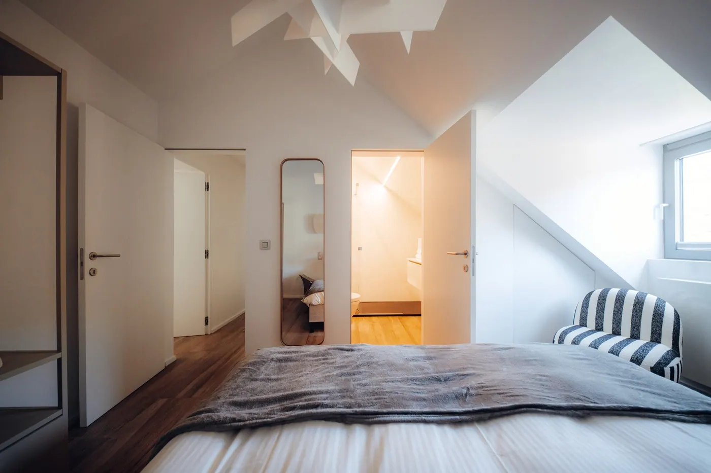 Une chambre sous les combles et sa salle de douche