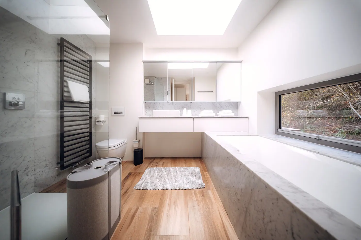 La salle de bain et sa fenêtre sur la forêt